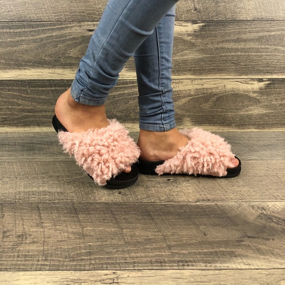 Super cute faux fur slides - Picture 3 of 6